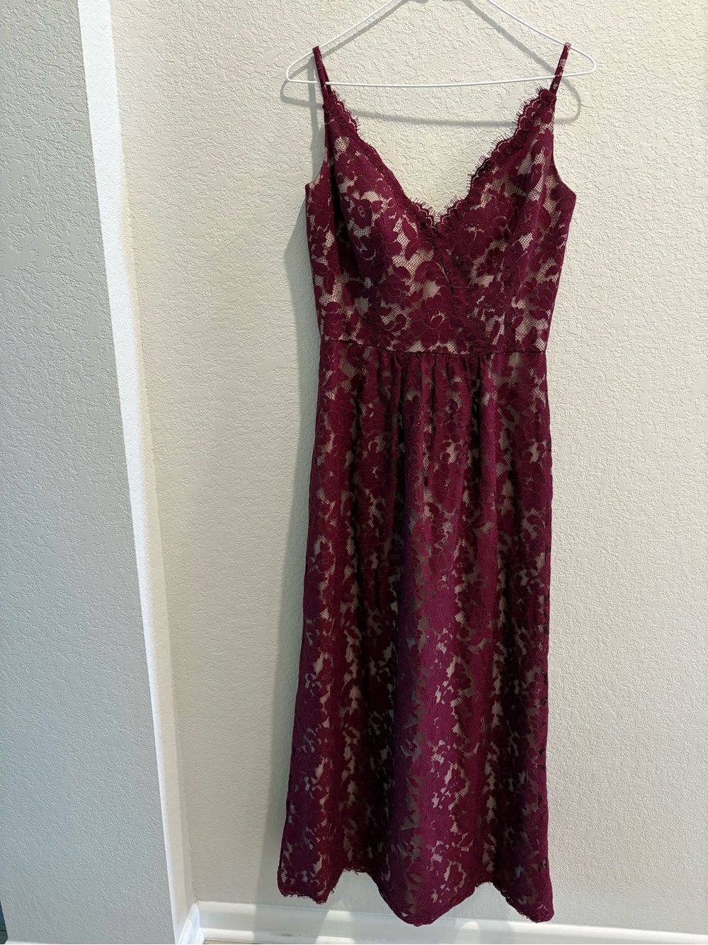 Women's Burgundy Lace Midi Dress with V-Neck and Spaghetti Straps